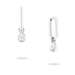 Die Echtzeit Creole - Like Diamonds Ohrringe von Echtzeit sind mit tropfenförmigen Edelsteinen besetzt, die an jedem Silberring hängen und auf einem strahlend weißen Hintergrund zu sehen sind.