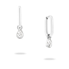 Die Echtzeit Creole - Like Diamonds Ohrringe von Echtzeit sind mit tropfenförmigen Edelsteinen besetzt, die an jedem Silberring hängen und auf einem strahlend weißen Hintergrund zu sehen sind.