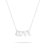Die Echtzeit Halskette - Love Letters von Echtzeit bietet eine silberne Halskette mit einem LOVE Letter Anhänger an einer zarten Kette.
