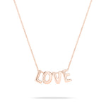 Modisches Accessoire: Die Echtzeit Halskette - Love Letters von Echtzeit aus Roségold präsentiert elegante Letter-Anhänger an einer schlichten Kette, ideal vor weißem Hintergrund.