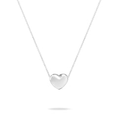 Die Echtzeit Halskette - Puffy Heart von Echtzeit zeigt einen polierten Herzanhänger an einer schlichten Silberkette, die jedem Look zeitlose Eleganz verleiht. Präsentiert vor einem weißen Hintergrund.