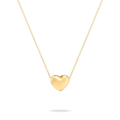 Zeitloses Accessoire: Die Echtzeit Halskette - Puffy Heart von Echtzeit aus Gold mit schlichtem Herzanhänger an feiner Kette, präsentiert auf weißem Hintergrund.
