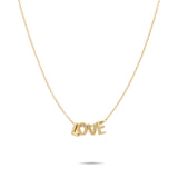 Die Echtzeit Halskette - Love Letters von Echtzeit zeigt das Wort LOVE in Großbuchstaben als eleganter Anhänger auf schlichtem weißen Hintergrund.