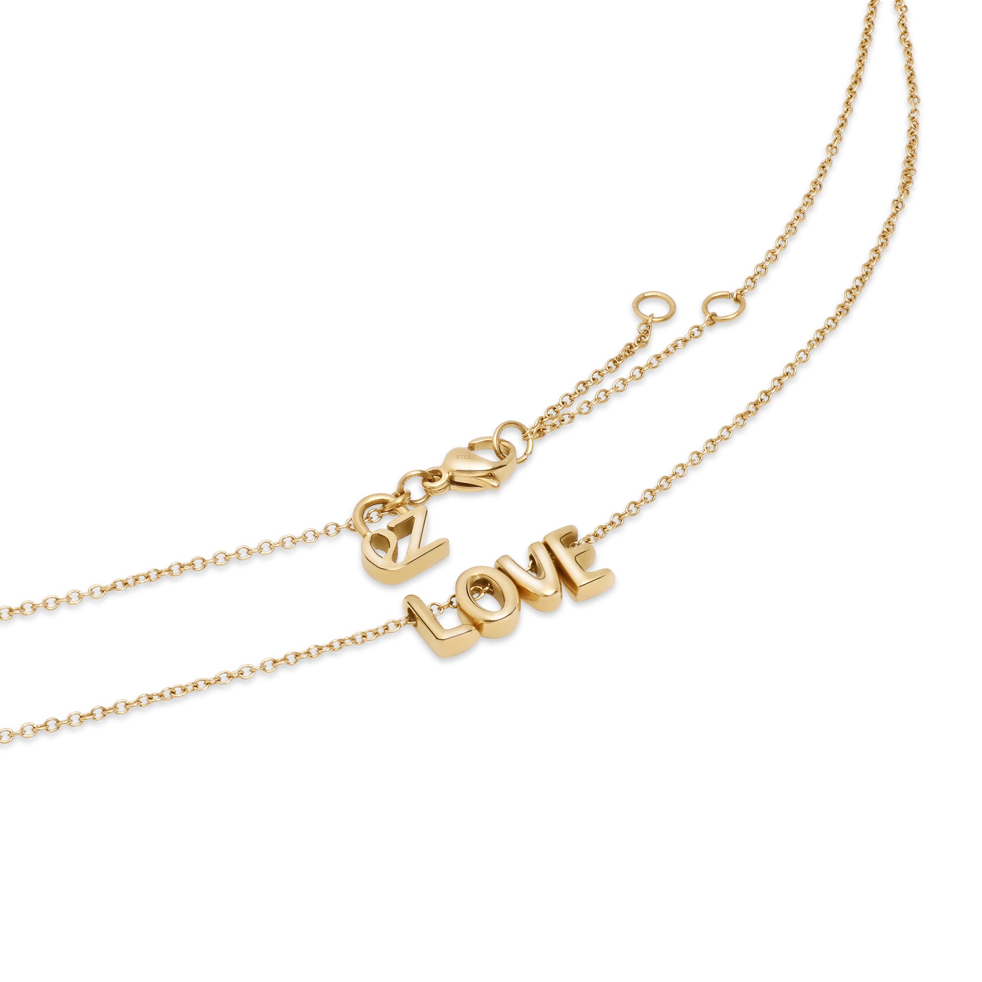Die Echtzeit Halskette - Love Letters von Echtzeit ist eine elegante Goldkette mit LOVE-Buchstabenanhänger und END-Charm, präsentiert auf weißem Hintergrund.
