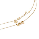 Die Echtzeit Halskette - Love Letters von Echtzeit präsentiert eine zarte goldene Kette mit LOVE-Anhänger und END-Charms, elegant inszeniert auf weißem Hintergrund.