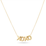 Die Echtzeit Halskette - XOXO von Echtzeit ist eine goldene Halskette mit einem XOXO-Anhänger an einer zarten Edelstahl Schmuck Kette. Dieses stilvolle Ketten Damen Stück ist auf einem weißen Hintergrund gezeigt, perfekt als Halskette XOXO.