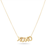 Die Echtzeit Halskette - XOXO von Echtzeit ist eine goldene Halskette mit einem XOXO-Anhänger an einer zarten Edelstahl Schmuck Kette. Dieses stilvolle Ketten Damen Stück ist auf einem weißen Hintergrund gezeigt, perfekt als Halskette XOXO.