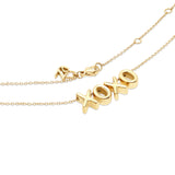 Echtzeit Halskette - XOXO: Elegante Halskette von Echtzeit mit XOXO-Anhänger, Karabiner-Verschluss und dünner Kette - ideal für Fans von Ketten Damen und Edelstahl Schmuck.