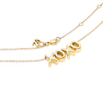 Die Echtzeit Halskette - XOXO von Echtzeit zeigt einen goldenen XOXO-Anhänger und einen sicheren Verschluss auf weißem Hintergrund - ideal als moderner Edelstahlschmuck für jeden Anlass.