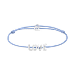 Das Echtzeit Armband - Love Letters der Marke Echtzeit in Hellblau mit silbernem LOVE-Anhänger und verstellbarem Verschluss ist das perfekte Geschenk für jeden Anlass.