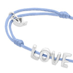 Das Echtzeit Armband - Love Letters von Echtzeit in Hellblau mit silbernen LOVE-Buchstabenanhängern und kleinem Silber-Boot ist das ideale, charmante Geschenk.