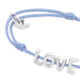 Das Echtzeit Armband - Love Letters von Echtzeit in Hellblau mit silbernen LOVE-Buchstabenanhängern und kleinem Silber-Boot ist das ideale, charmante Geschenk.