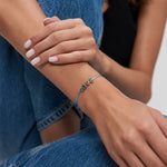 Echtzeit Armband Tragebild - Love Letters von Echtzeit in Hellblau mit silbernen LOVE-Buchstabenanhängern und kleinem Silber-Boot ist das ideale, charmante Geschenk.
