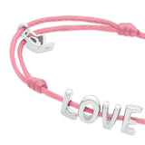 Das Echtzeit Armband - Love Letters von Echtzeit ist ein pinkes Stoffband mit silbernen LOVE-Buchstabenanhänger und kleinem silbernen Charm.