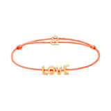 Echtzeit Armband - Love Letters: Oranges Stoffband-Armband von Echtzeit mit goldenen LOVE-Buchstaben und kleinem &-Charm.