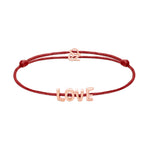 Das Echtzeit Armband - Love Letters von Echtzeit hat eine rote Kordel mit goldenen LOVE-Buchstaben und einem "oz"-Anhänger - perfekt als Geschenk für einen besonderen Menschen.