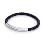 Fynch-Hatton Armband - Der Lederklassiker: Elegantes, schwarzes Lederarmband für Herren mit silbernem Verschluss und gebogenem Silberakzent von Fynch-Hatton auf weißem Hintergrund.