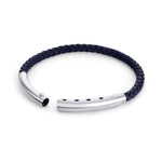Das Fynch-Hatton Armband - The Leather Classic ist ein stilvolles Herrenaccessoire aus geflochtenem Leder mit silbernem Magnetverschluss und kreisförmigem Design von Fynch-Hatton.