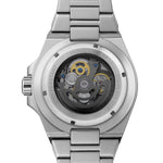 Nahaufnahme der Rückseite der Ingersoll Herren Armbanduhr - The Baller, die mit einem Edelstahlarmband ausgestattet ist und freiliegende Zahnräder sowie ein kompliziertes mechanisches Uhrwerk zeigt.