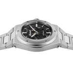 Eine Nahaufnahme der Ingersoll Herren Armbanduhr - The Baller, einer automatischen Herrenuhr aus Edelstahl von Ingersoll, mit silbernem Gehäuse und durch das skelettierte Zifferblatt sichtbaren inneren Mechanismen.