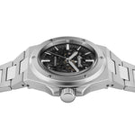 Die Ingersoll Herren Armbanduhr - The Baller besticht durch ein silbernes Design mit Skelettzifferblatt, das ihr mechanisches Uhrwerk und ein elegantes Edelstahlarmband offenbart, das von Ingersoll von der Seite gezeigt wird.