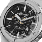 Nahaufnahme einer Ingersoll Herren Armbanduhr - The Baller, mit skelettiertem Zifferblatt mit freiliegenden Zahnrädern und aufwändiger Handwerkskunst.