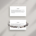 Jasper Beads Armband auf Karte, die die Bedeutung der Halbedelsteine erklärt: Mit exquisiten Halbedelsteinen ist dieses Armband Schmuckstück und Talisman zugleich.
Der Jaspis soll seinem Träger Freude schenken, Mut spenden, helfen Konflikte zu lösen und Probleme zu bewältigen.
