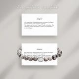 Jasper Beads Armband auf Karte, die die Bedeutung der Halbedelsteine erklärt: Mit exquisiten Halbedelsteinen ist dieses Armband Schmuckstück und Talisman zugleich.
Der Jaspis soll seinem Träger Freude schenken, Mut spenden, helfen Konflikte zu lösen und Probleme zu bewältigen.
