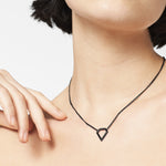 Liebeskind Berlin Halskette bestehend aus einer schwarzen Panzerkette und einem schwarzen, diamantförmigen Anhänger; Tragebild