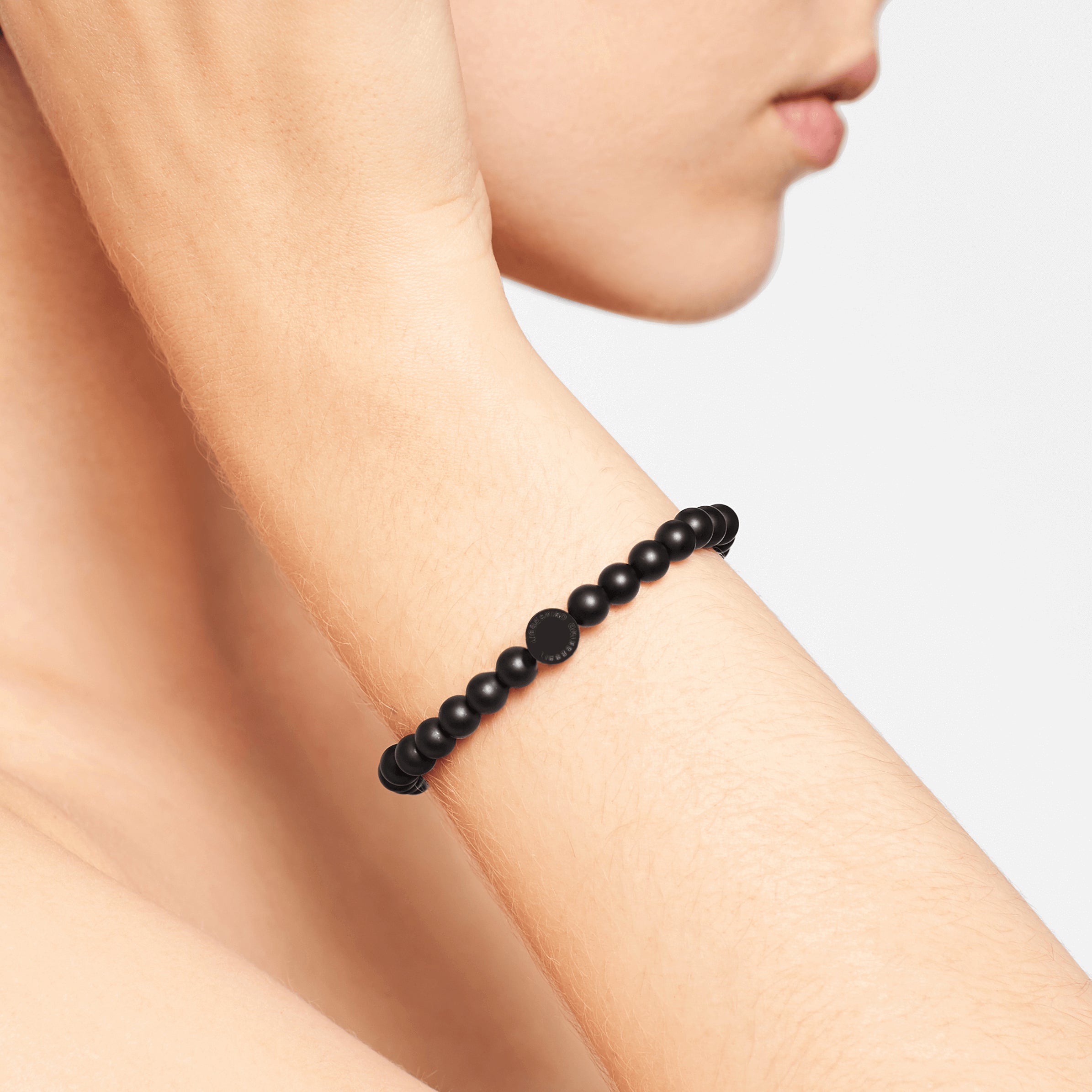 LIEBESKIND BERLIN Black Chic  Tragebild des Perlenarmband in Schwarz mit rundem Logo-Element