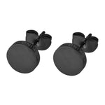 LIEBESKIND BERLIN Ohrstecker - Der ikonische Geometrische: Runder, schwarzer Edelstahl-Ohrstecker mit matter Oberfläche und Gravur am Rand. Minimalistischer Schmuck für Damen von Liebeskind Berlin.