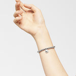 Liebeskind Berlin Armband bestehend aus silbernen Edelstahlbeads und einem Logoanhänger; Tragebild