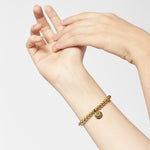 Liebeskind Berlin Armband bestehend aus goldenen Edelstahlbeads und einem Logoanhänger; Tragebild