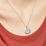 Liebeskind Berlin Halskette bestehend aus einer silbernen Ankerkette und einem silbernen Plaketten-Anhänger mit KeepLoving-Logo-Gravur; Tragebild