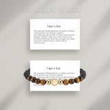 Tiger‘s Eye Beads Armband auf Karte, die die Bedeutung der Halbedelsteine erklärt: Mit exquisiten Halbedelsteinen ist dieses Armband Schmuckstück und Talisman zugleich.
Das Tigerauge gilt als Stein mit einer sehr positiven Energie. Seinem Träger soll er Mut, Schutz und Sicherheit verleihen sowie dazu anregen sich selbst und seine Umwelt klarer zu sehen oder zu durchschauen.
