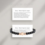 Onyx – Black Imperial Jasper Beads Armband auf Karte, die die Bedeutung der Halbedelsteine erklärt: Mit exquisiten Halbedelsteinen ist dieses Armband Schmuckstück und Talisman zugleich.
Der Kombination von schwarzem Onyx mit schwarzem Imperial Jaspis verschmelzen zu einer harmonischen Einheit. Die Steine sollen seinem Träger Selbstbewusstsein und Lebensfreude schenken sowie für Ausgeglichenheit sorgen.
