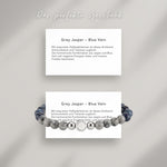 Grey Jasper – Blue Vein Beads Armband auf Karte, die die Bedeutung der Halbedelsteine erklärt: Mit exquisiten Halbedelsteinen ist dieses Armband
Schmuckstück und Talisman zugleich.
Die harmonische Kombination aus Jaspis und Blue Vein soll negative Energien lösen und inneren Frieden bescheren.
