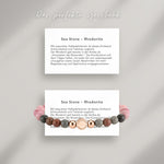 Sea Stone - Rhodonite Beads Armband auf Karte, die die Bedeutung der Halbedelsteine erklärt: Mit exquisiten Halbedelsteinen ist dieses Armband
Schmuckstück und Talisman zugleich.
Der Rhodonit galt bereits in der Antike als „Schutzstein der Reisenden“. Die Kombination soll dem Träger helfen, mit jeder Art von Lebenswandel
umzugehen sowie neuen Abschnitten mit mehr Begeisterung und Optimismus entgegenzutreten.
