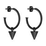 LIEBESKIND BERLIN Creole - Der Kegel: Schwarze Creolen von Liebeskind Berlin mit kegelförmigen Anhängern setzen elegante Akzente auf weißem Hintergrund.