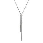 Die LIEBESKIND BERLIN Halskette - The Everyday Combination von Liebeskind Berlin ist eine stilvolle silberne Lariat-Halskette mit einer runden Mitte und zwei baumelnden Stabanhängern.