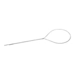 Ein Metalldraht mit einer Schlaufe an einem Ende ist auf einem weißen Hintergrund abgebildet - perfekt, um einzigartige Accessoires wie die LIEBESKIND BERLIN Halskette - The Everyday Combination von Liebeskind Berlin zu kreieren.