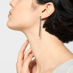 Liebeskind Berlin Ohrhänger bestehend aus einer silbernen Venezianerkette und einem Stabelement; Tragebild