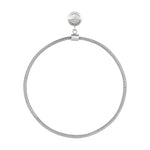 LIEBESKIND BERLIN Creole - Das Retro One von Liebeskind Berlin ist ein silbernes Halsband mit einem kreisförmigen Anhänger, der oben eingraviert ist. Es ist vom Omega-Ketten-Look inspiriert und verleiht ihm einen modernen, stilvollen Touch.