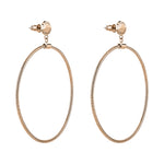 Ein Paar große, goldfarbene Liebeskind Berlin Creole - The Retro One Ohrringe mit Ohrsteckerverschlüssen im stylischen Omega-Ketten-Look, abgebildet auf weißem Hintergrund.