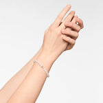 Liebeskind Berlin Armband mit Beads aus weißer Jade und roségoldenem Logo mit der Steingröße 6mm Tragebild