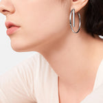 Liebeskind Berlin Creole in der Farbe silber mit abnehmbaren Stab mit Logoschriftzug; Tragebild