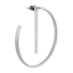 Der LIEBESKIND BERLIN Creole - The Basic Small von Liebeskind Berlin ist ein schlichter, silberner Creolenring mit vertikalem Steg und Schmetterlingsverschluss, ideal für alle, die leichte Creolen lieben.