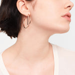 Liebeskind Berlin Creole in der Farbe roségold mit abnehmbaren Stab mit Logoschriftzug; Tragebild