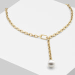 Die LIEBESKIND BERLIN Halskette - The Long Pearl von Liebeskind Berlin ist eine goldene Kette mit einem Tropfenanhänger und einer großen weißen Perle, ideal als Damen Gliederkette für einen eleganten Look. Abgebildet auf einem weißen Hintergrund.