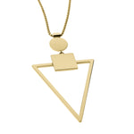 Die LIEBESKIND BERLIN Halskette – The Geometric ist eine lange Edelstahlkette mit drei vertikal angeordneten Anhängern: einem kleinen Kreis, einem Quadrat und einem großen offenen Dreieck für einen dezenten 70ies Look.